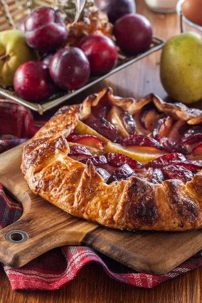 Galette met peren en pruimen — Stockfoto