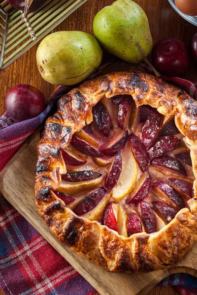 Galette met peren en pruimen — Stockfoto