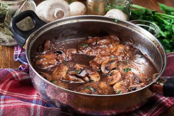 Delicious chicken marsala on frying pan — Stock Photo, Image