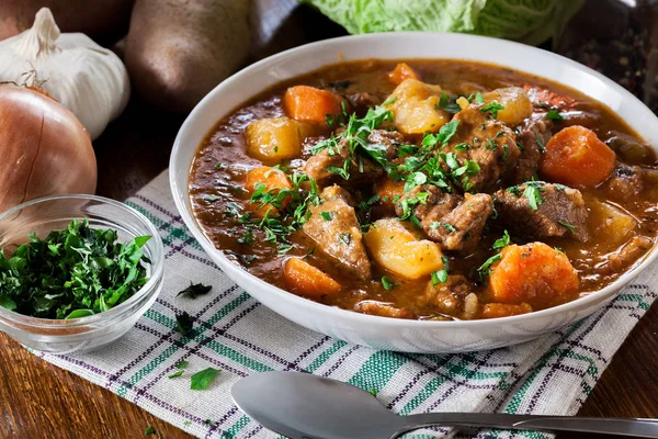 Irish pörkölt készült marhahús, burgonya, sárgarépa és gyógynövények — Stock Fotó