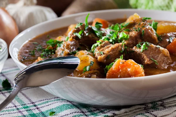 Ierse stoofpot gemaakt met rundvlees, aardappelen, wortelen en kruiden — Stockfoto