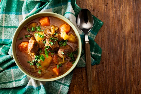 Irish stew made with beef, potatoes, carrots and herbs — Stock Image Irish stew made with beef, potatoes, carrots and herbs Stock Picture