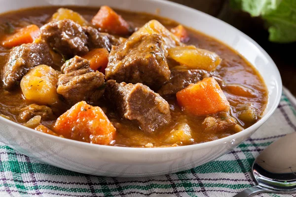 Irish stew made with beef, potatoes, carrots and herbs — Stock Image Irish stew made with beef, potatoes, carrots and herbs Stock Photo