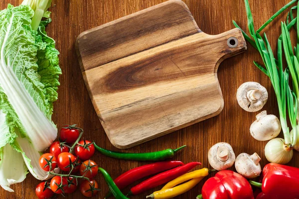 Verse groente grenst aan houten achtergrond — Stockfoto