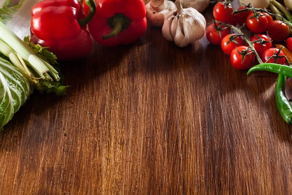 木製の背景に接して新鮮な野菜 — ストック写真