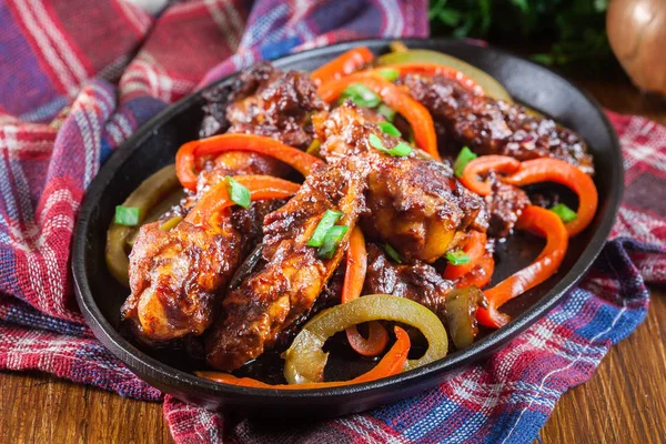 Chinese chicken wings with vegetables in sweet and sour sauce — Stock Photo, Image