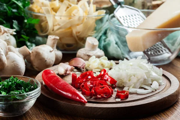 Ingredienser redo för förbereda tagliatelle pasta med champinjon — Stockfoto