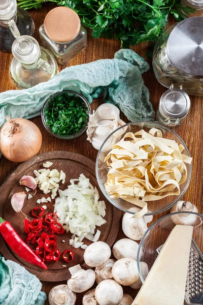 Ingredienser redo för förbereda tagliatelle pasta med champinjon — Stockfoto