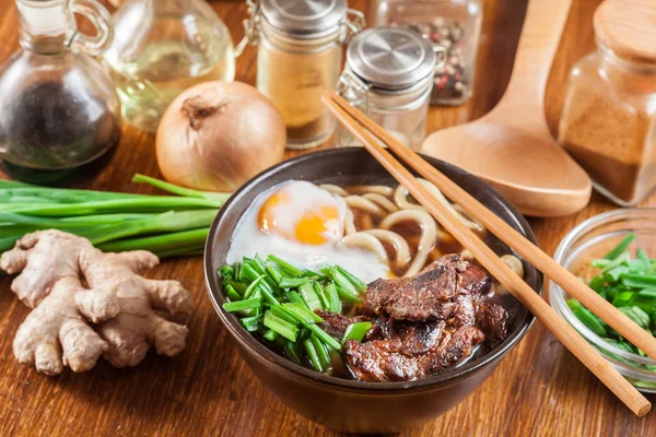 Nouilles japonaises Udon au boeuf, oeuf, oignon vert et soupe — Photo