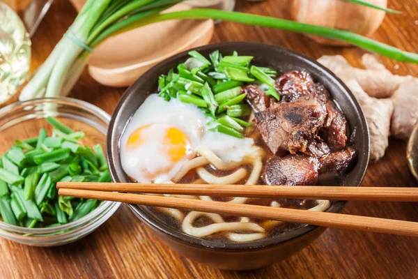 Japanse Udon noedels met rundvlees, ei, groene ui en soep — Stockfoto
