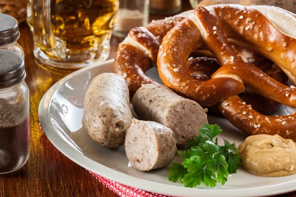 Pequeno-almoço bávaro com salsicha branca — Fotografia de Stock