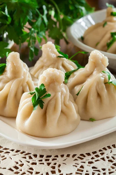 Bolinhos de massa georgianos - Khinkali (Chinkali) com carne picada e ervas — Fotografia de Stock