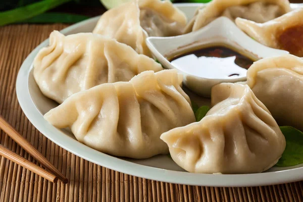 Japanische Knödel - Gyoza mit Schweinefleisch und Gemüse — Stockfoto