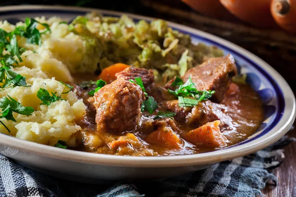 Traditionele Ierse stoofpot, geserveerd met aardappelen en kool — Stockfoto