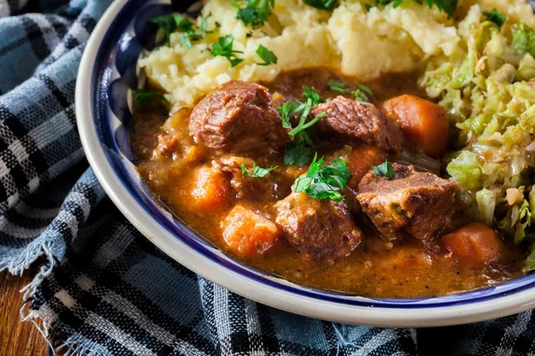 Traditional irish stew served with potatoes and cabbage — Stock Photo, Image