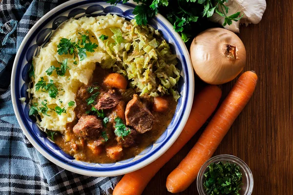 Tocană irlandeză tradițională servită cu cartofi și varză — Fotografie, imagine de stoc