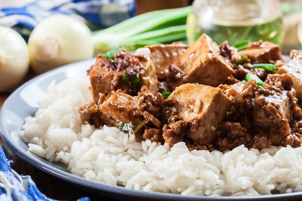 Mapo Tofu - preparate picante sichuan servite cu orez — Fotografie, imagine de stoc