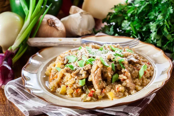 Risotto con champiñones, cerdo y parmesano — Foto de Stock