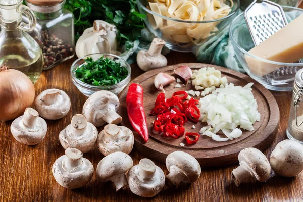 Інгредієнти, готові до приготування макаронних виробів з тальятеллою — стокове фото