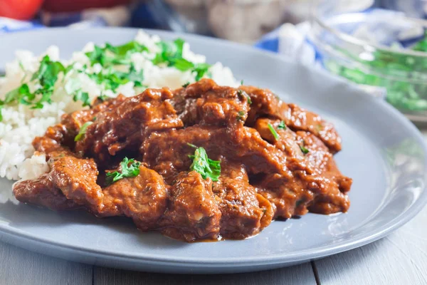 Carne de vită Stroganoff servită cu orez — Fotografie, imagine de stoc