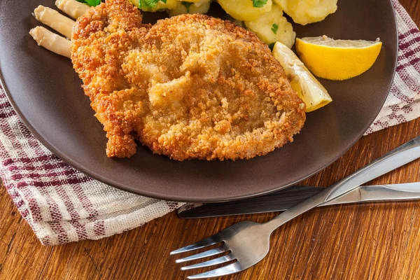 Hausgemachtes paniertes Wiener Schnitzel — Stockfoto