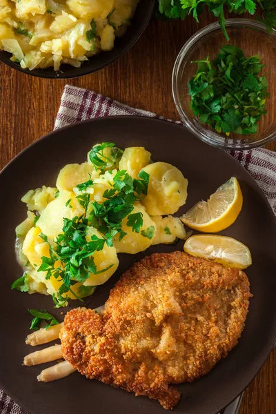 Hausgemachtes paniertes Wiener Schnitzel — Stockfoto