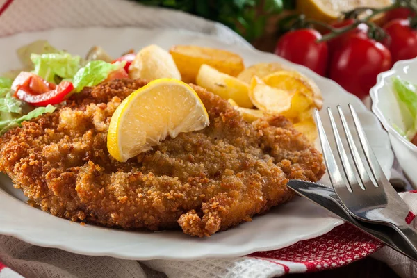 Paniertes Wiener Schnitzel mit Ofenkartoffeln — Stockfoto