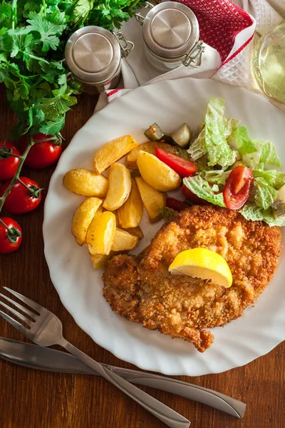 Gepaneerde Weense schnitzel met gebakken aardappelen — Stockfoto