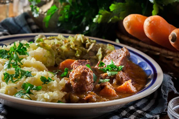 Traditionele Ierse stoofpot, geserveerd met aardappelen en kool — Stockfoto