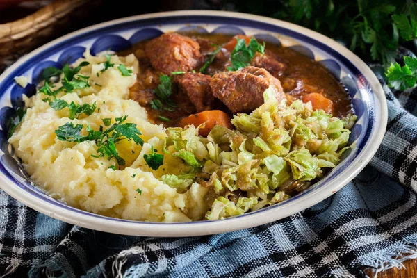 Traditionele Ierse stoofpot, geserveerd met aardappelen en kool — Stockfoto