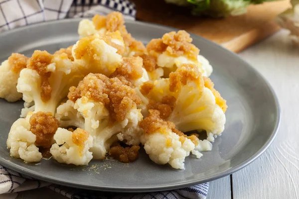 Vegetarian cooked cauliflower with bread crumb — Stock Photo, Image