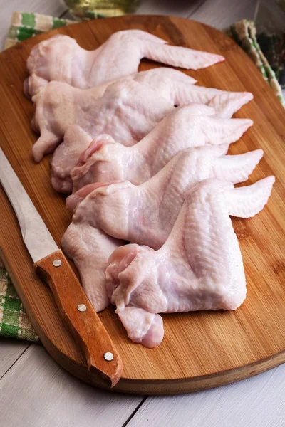 Alitas de pollo crudas en tabla de cortar — Foto de Stock