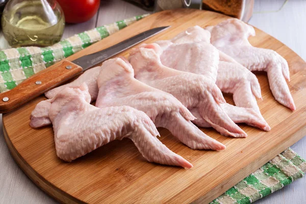 Alitas de pollo crudas en tabla de cortar — Foto de Stock