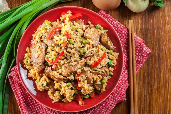 Смажений рис з куркою та овочами, подається на тарілці — стокове фото