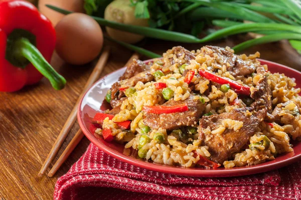 Fried rice with chicken and vegetables served on a plate — Stock Photo, Image