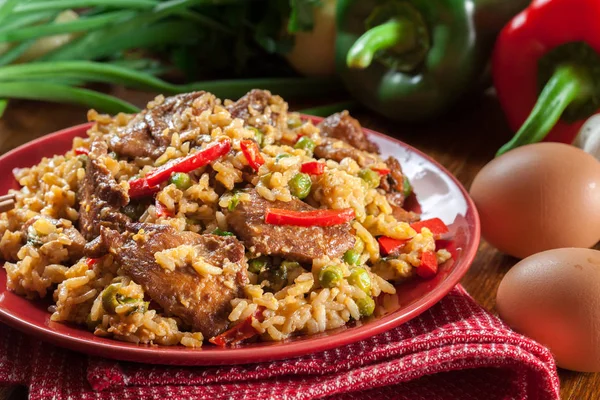 Fried rice with chicken and vegetables served on a plate — Stock Photo, Image