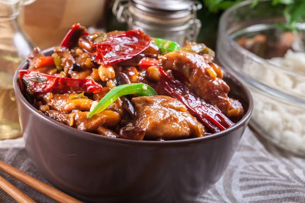W domu kurczaka Kung Pao z papryką i warzywa — Zdjęcie stockowe