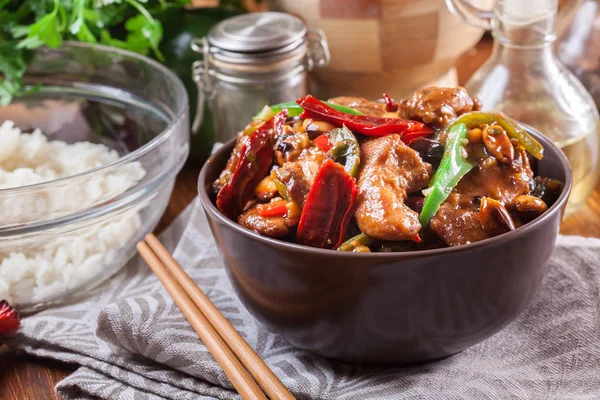 Домашнє Kung Pao курча з перцем і овочів — стокове фото