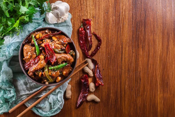 Hausgemachtes Kung-Pao-Huhn mit Paprika und Gemüse — Stockfoto