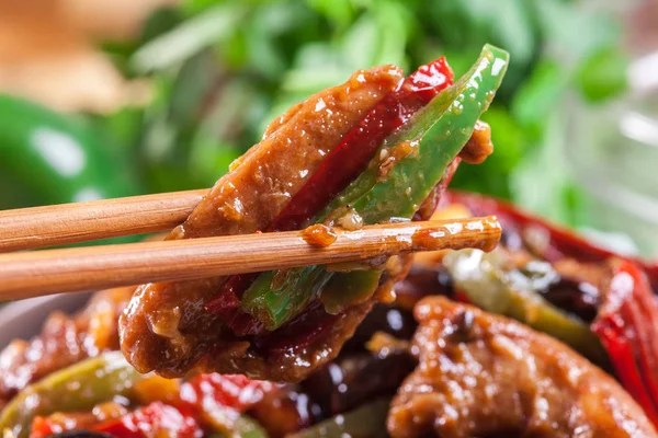 Hausgemachtes Kung-Pao-Huhn mit Paprika und Gemüse — Stockfoto