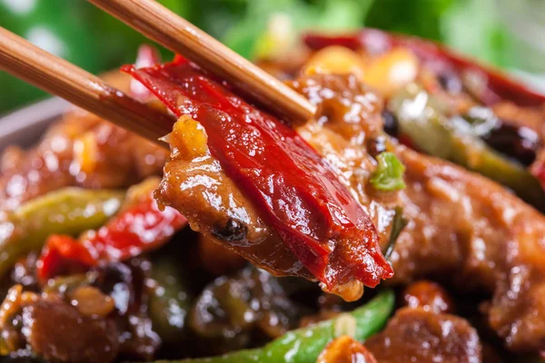 Домашняя курица кунг пао с перцем и овощами — стоковое фото