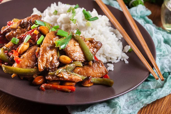 Pollo Kung Pao con peperoni e verdure — Foto Stock