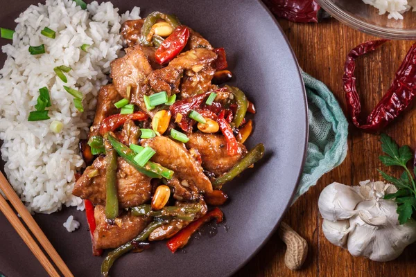 Kung-Pao-Huhn mit Paprika und Gemüse — Stockfoto