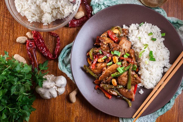 Pollo Kung Pao con peperoni e verdure — Foto Stock