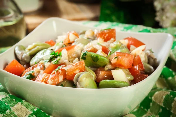 Ensalada de habas con tomates, cebolla y aceituna — Foto de Stock