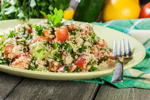 Salada de tabbouleh com cuscuz — Fotografia de Stock