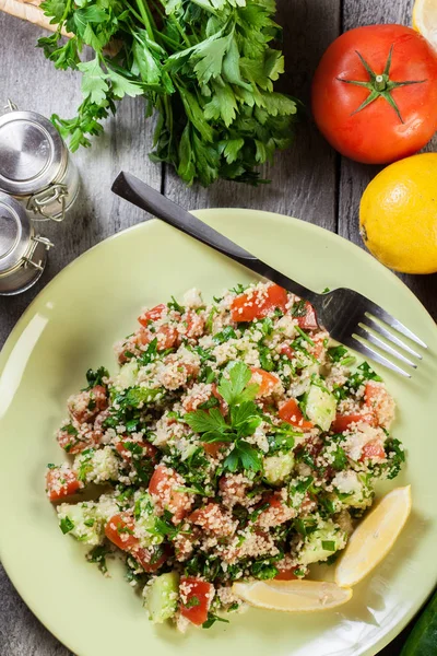 Salada de tabbouleh com cuscuz — Fotografia de Stock