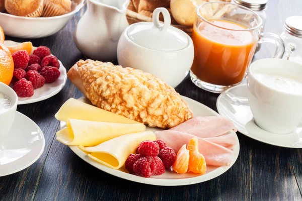 Mesa de desayuno fresca y continental — Foto de Stock