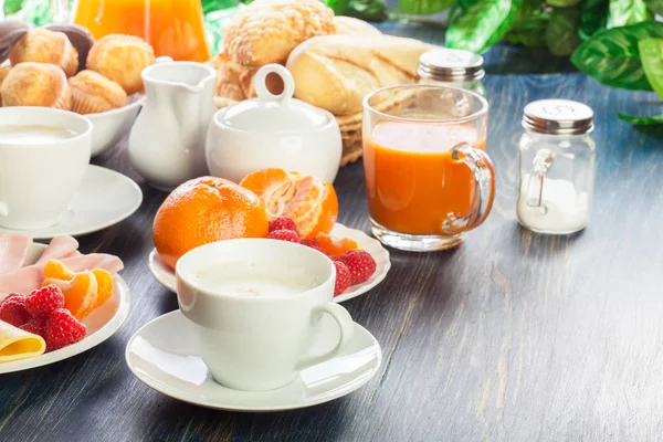 Mesa de desayuno fresca y continental — Foto de Stock