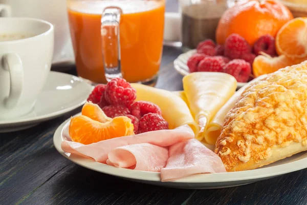 Mesa de pequeno-almoço fresco e continental — Fotografia de Stock